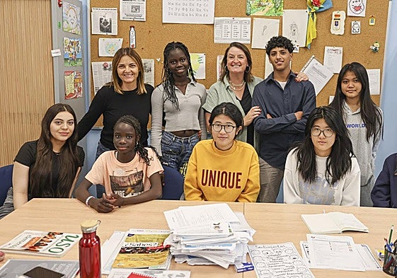 De pie, Esther Fernández, primera por la izquierda, y Lucía Díaz, en el centro, son las profesoras de las Aulas de Inmersión.
