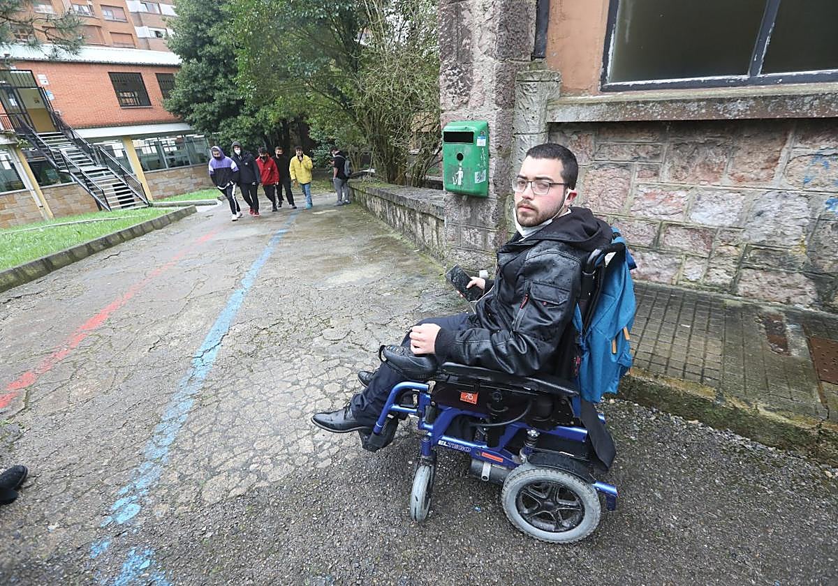 Olaf dos Anjos, estudiante del CIFP en 2022, con problemas para acceder a algunas aulas.