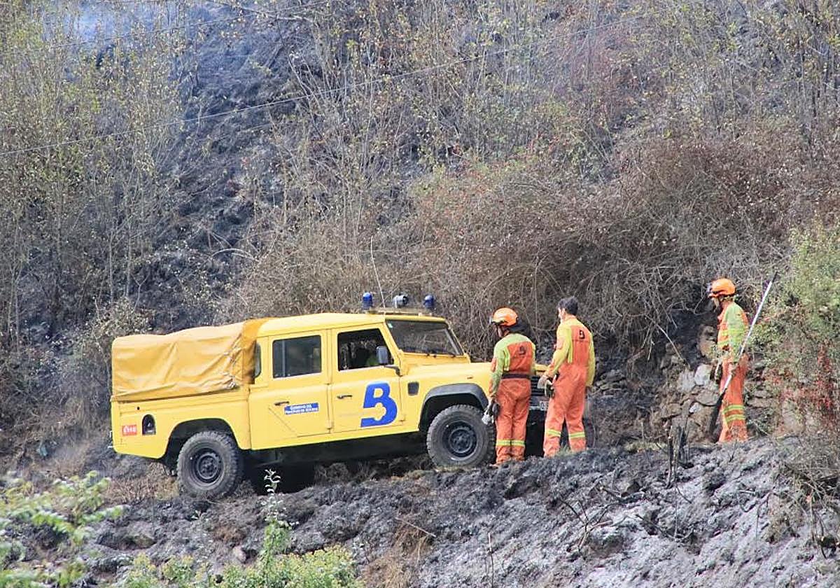 Personal de Bomberos de Asturias controlando el incendio en la localidad allerana de Collanzo