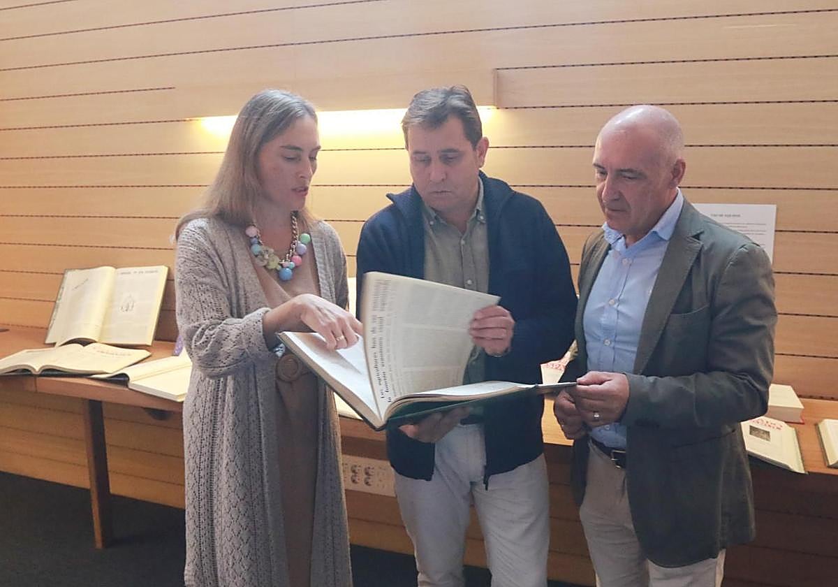 Cristina Villanueva, Carlos Botas Adaro y Abel Junquera con los tomos donados.
