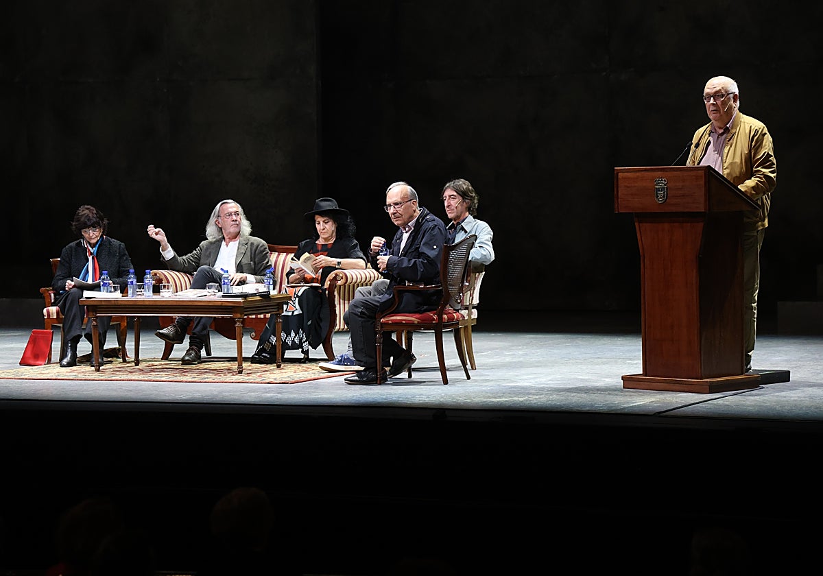 Ángeles Mora, Fernando Beltrán, Aurora Luque, José Luis García Martín y Benjamín Prado, ayer en el recital del Teatro Campoamor.