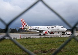 Una aeronave de Volotea en el aeropuerto de Asturias.