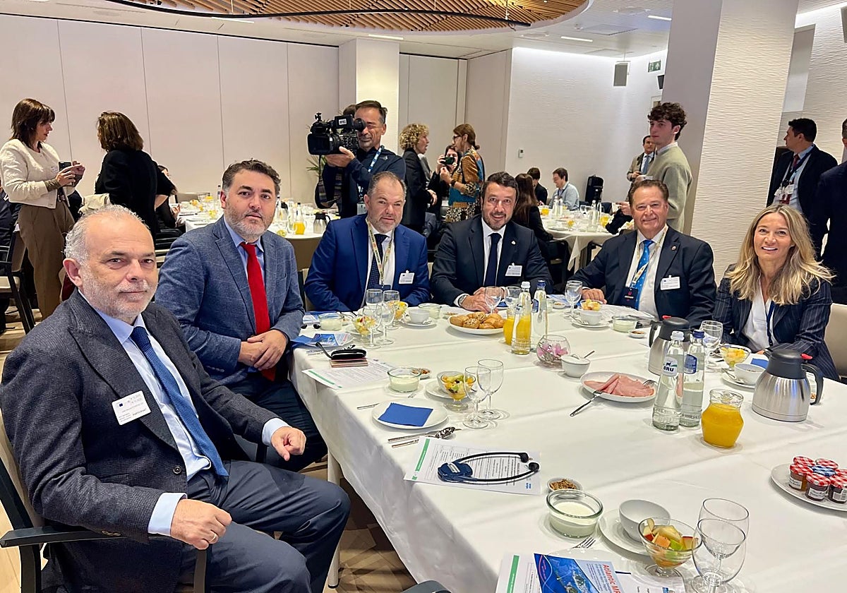 Desayuno de trabajo esta mañana en el Europarlamento, con el vicepresidente de la Cámara de Oviedo, José Manuel Ferreira, el eurodiputado socialista Jonás Fernández, el presidente de la Cámara de Oviedo, Carlos Paniceres, el presidente de la de Avilés, Daniel González, el de la de Gijón, Félix Baragaño y la eurodiputada popular Susana Solís.