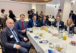 Desayuno de trabajo esta mañana en el Europarlamento, con el vicepresidente de la Cámara de Oviedo, José Manuel Ferreira, el eurodiputado socialista Jonás Fernández, el presidente de la Cámara de Oviedo, Carlos Paniceres, el presidente de la de Avilés, Daniel González, el de la de Gijón, Félix Baragaño y la eurodiputada popular Susana Solís.