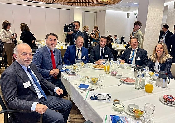 Desayuno de trabajo esta mañana en el Europarlamento, con el vicepresidente de la Cámara de Oviedo, José Manuel Ferreira, el eurodiputado socialista Jonás Fernández, el presidente de la Cámara de Oviedo, Carlos Paniceres, el presidente de la de Avilés, Daniel González, el de la de Gijón, Félix Baragaño y la eurodiputada popular Susana Solís.