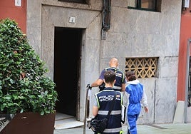La Policía entra al edificio de la calle Contracay en el que se localizó el cadáver de la mujer, el pasado mes de junio.