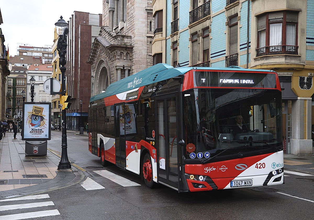 Un autobús de EMTUSA, por el centro de la ciudad.