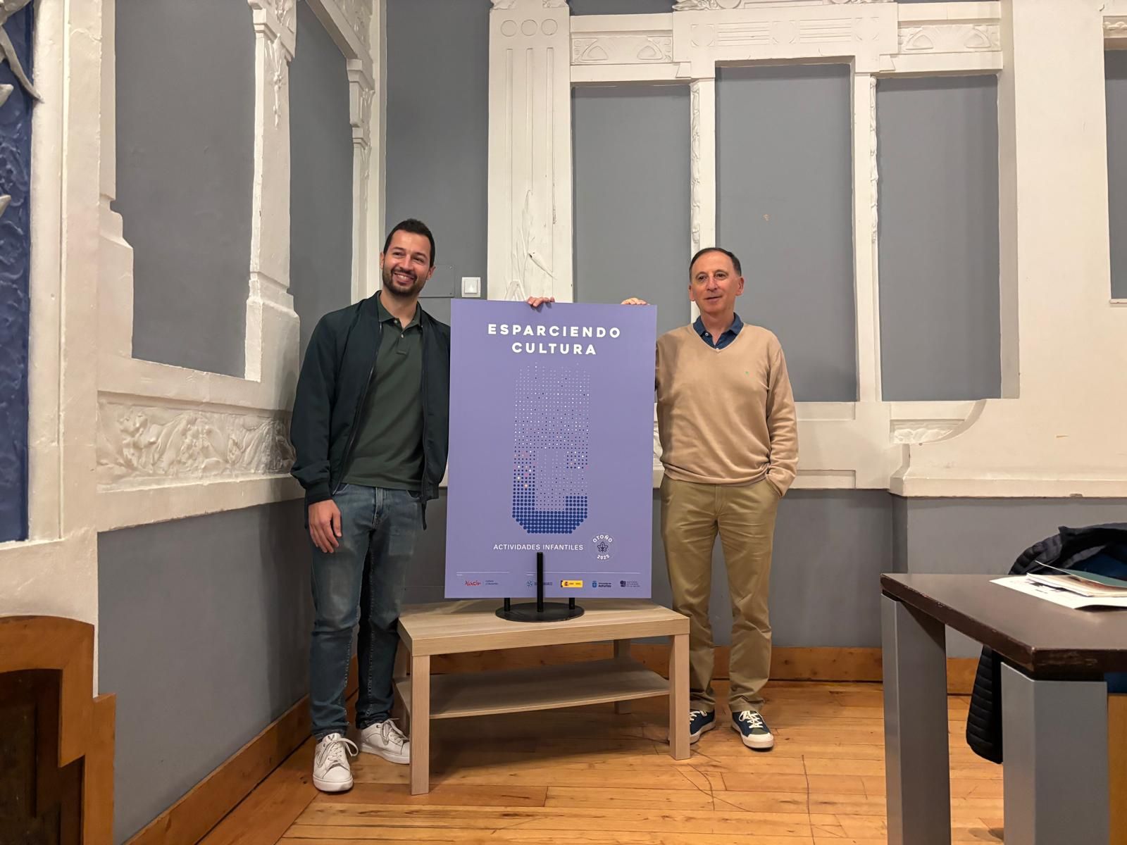 Aitor Martínez Valdajos, director de la Fundación de Cultura, y Manuel González, jefe de departamento de Educación, en la presentación.