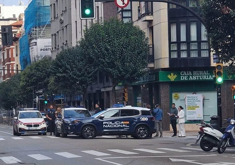 Fallece un hombre al precipitarse desde una ventana en Gijón