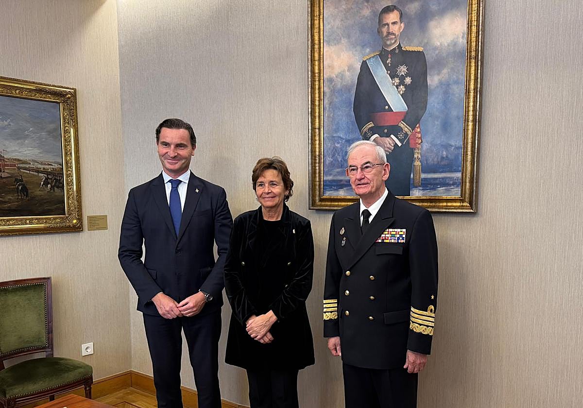 El edil de Relaciones Institucionales, Jorge González-Palacios; la alcaldesa, Carmen Moriyón, y el Jefe de Estado Mayor de la Defensa, Teodoro López, este martes, en Madrid.