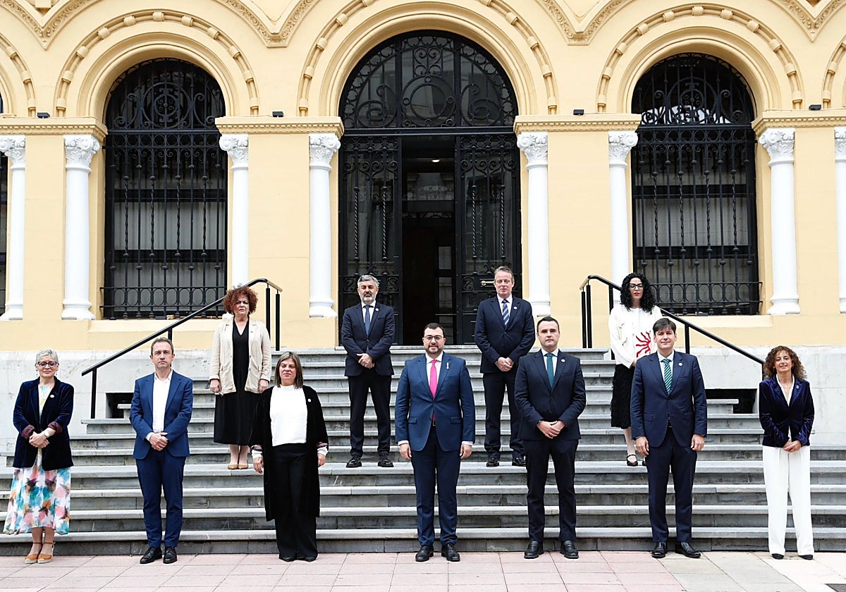 El Ejecutivo en pleno. Desde la izquierda: Concepción Saavedra (consejera de Salud), Ovidio Zapico (Ordenación del Territorio), Gimena Llamedo (vicepresidenta), Adrián Barbón (presidente), Guillermo Peláez (portavoz y consejero de Hacienda), Borja Sánchez (Ciencia e Industria) y Eva Ledo Educación). Detrás, Marta del Arco (Derechos Sociales), Alejandro Calvo (Movilidad), Marcelino Marcos (Medio Rural) y Vanessa Gutiérrez (Cultura).
