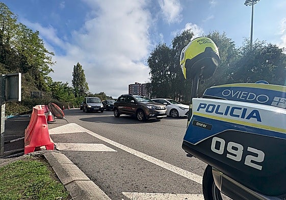 El carril de acceso a Ciudad Naranco, cortado, con las primeras retenciones en la glorieta de Luis Oliver.