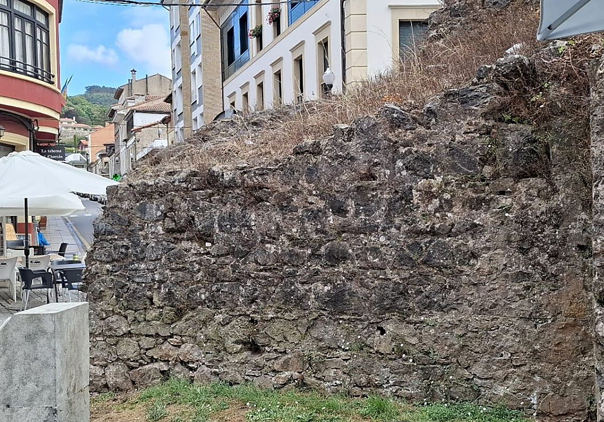 Parte del lienzo que sobrevive de la muralla de Villaviciosa.
