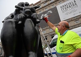 Preparativos de los Premios Princesa de Asturias en Oviedo. Un operario pintando la maternidad de Botero.