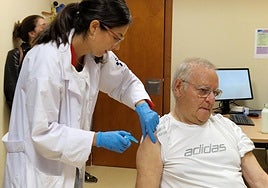La enfermera Cristina Pablos vacuna a Guillermo Santamarta en el centro de salud Cuidad Naranco de Oviedo.