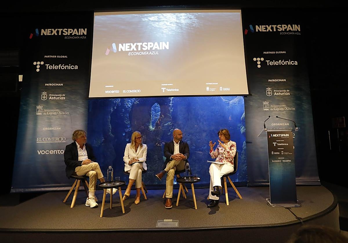 Ángel Lorenzo, Lara Martínez y Jesús Martínez Salvador, en la mesa redonda moderada por Susana Domínguez Tejedor.