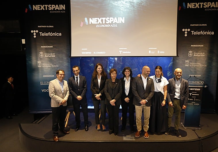 Ángel M. González, director de EL COMERCIO; Javier Fernández Rodríguez, director general de Estrategia Digital; Micaela Martelli, directora de Soluciones Sectoriales y Energía de Telefónica del Principado; la alcaldesa de Gijón, Carmen Moriyón; Patricia García Zapico, directora general de Innovación y Promoción de Gijón, Jesús Martínez Salvador, concejal gijonés de Urbanismo; Paula Beirán, directora de Telefónica Asturias; y Rafael González-Quirós, director del Centro Oceanográfico de Gijón.
