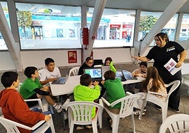 Alumnos de uno de los colegios participantes, en la primera jornada de la feria.