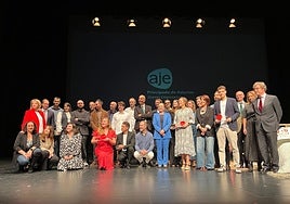 Premiados y directiva de AJE, junto con representantes institucionales, financieros y empresariales que patrocinan el acto de entrega de los premios.
