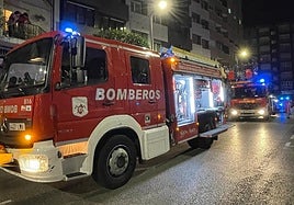 Los bomberos en la Calle El Entrego de Gijón.
