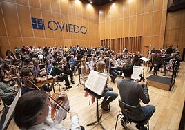 El Coro de la Fundación Princesa de Asturias, junto con la Orquesta Sinfónica del Principado de Asturias, interpreta una selección de fragmentos de ópera y zarzuela.