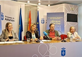 La directora general de Emigración y Políticas de Retorno, Olaya Romano; la vicepresidenta del Principado de Asturias, Gimena Llamedo; el alcalde de Villaviciosa, Alejandro Vega, y la presidenta del Consejo de Comunidades Asturianas, María Antonia Fernández Felgueroso