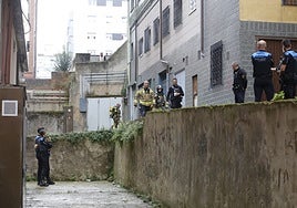 Bomberos, Policía Local y Policía Nacional durante la intervención en la vivienda incendiada.
