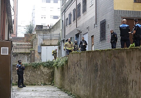 Bomberos, Policía Local y Policía Nacional durante la intervención en la vivienda incendiada.