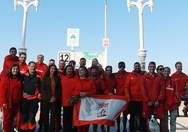 El jefe de bomberos, Pablo Ferrío; la concejala de Seguridad Ciudadana, Nuria Bravo; la jefa de Salvamento, Flor Palacio, y parte del servicio, este miércoles, al término de la temporada de baños, en la escalera 12 de la playa de San Lorenzo.