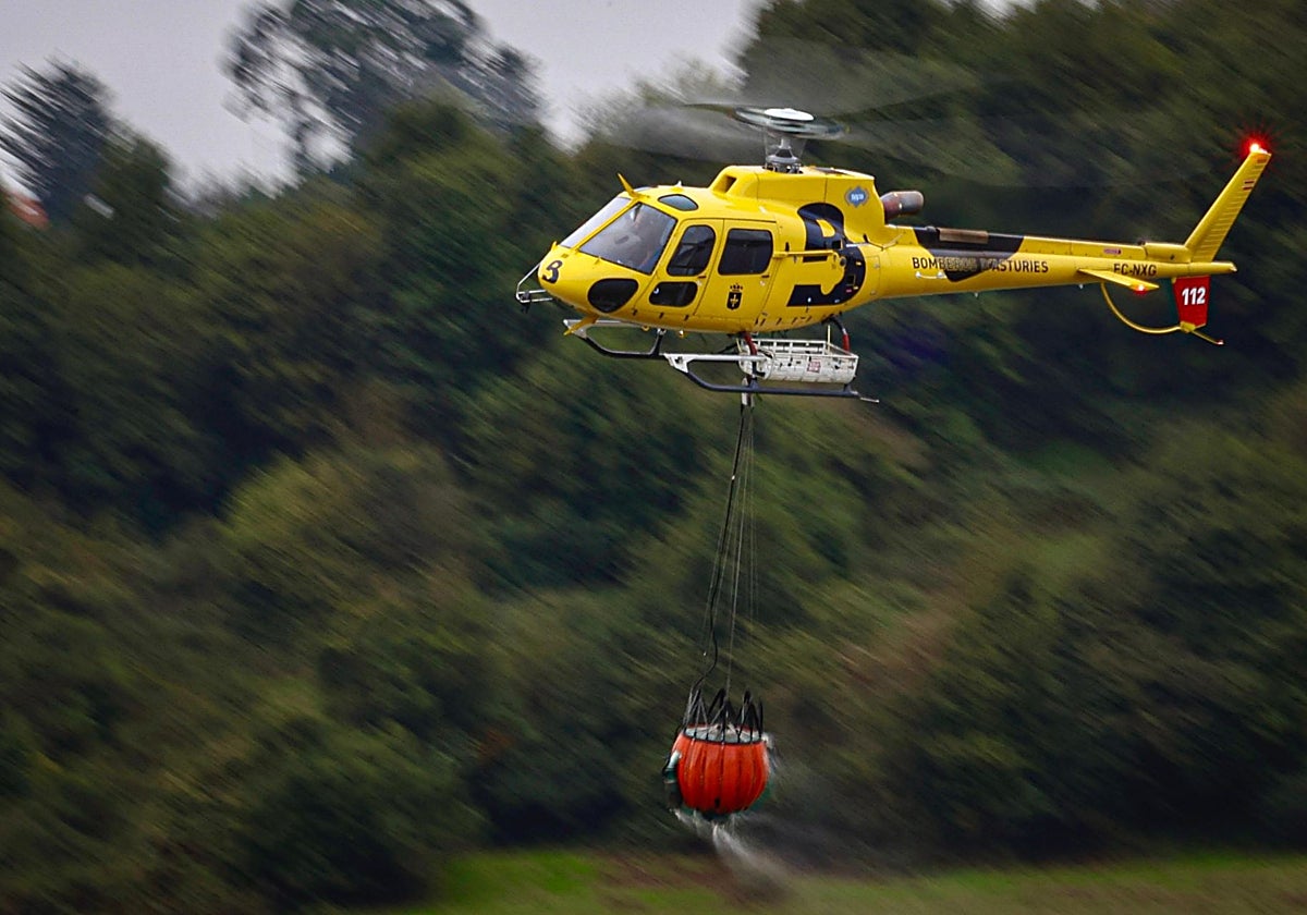 Los bomberos trabajan para sofocar el fuego en el Monte Areo.