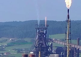 Las llamas, en la parte superior del horno alto 'B' de Arcelor, en la planta de Gijón.