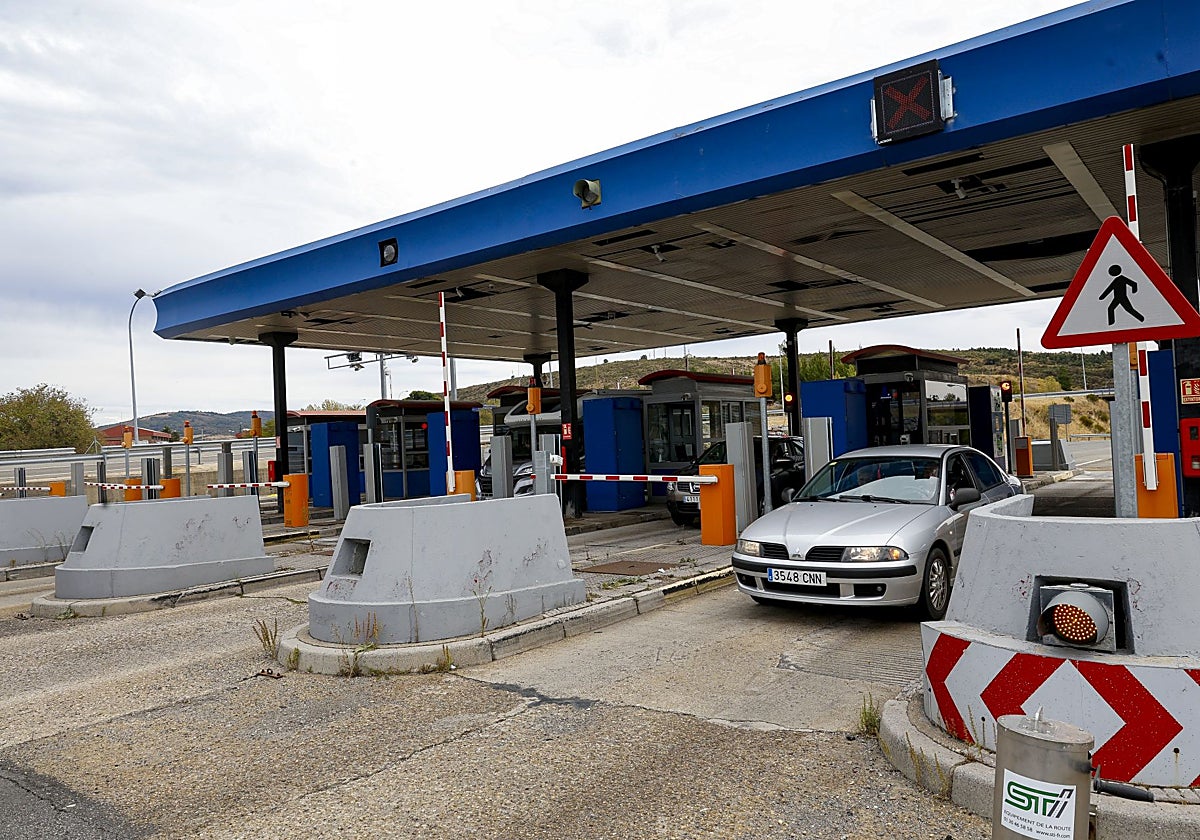 Un coche, en el peaje del Huerna.