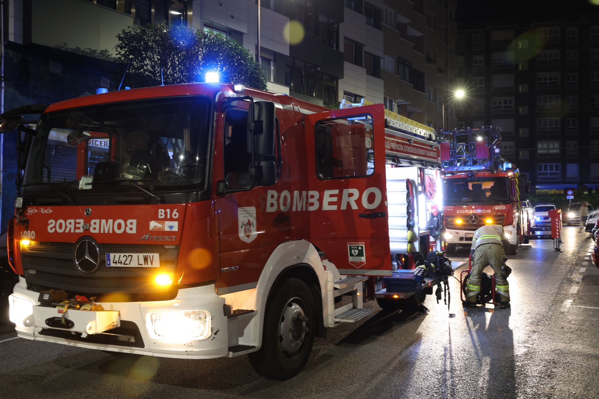 Un incendio en Gijón acaba con una mujer ingresada por inhalación de humo