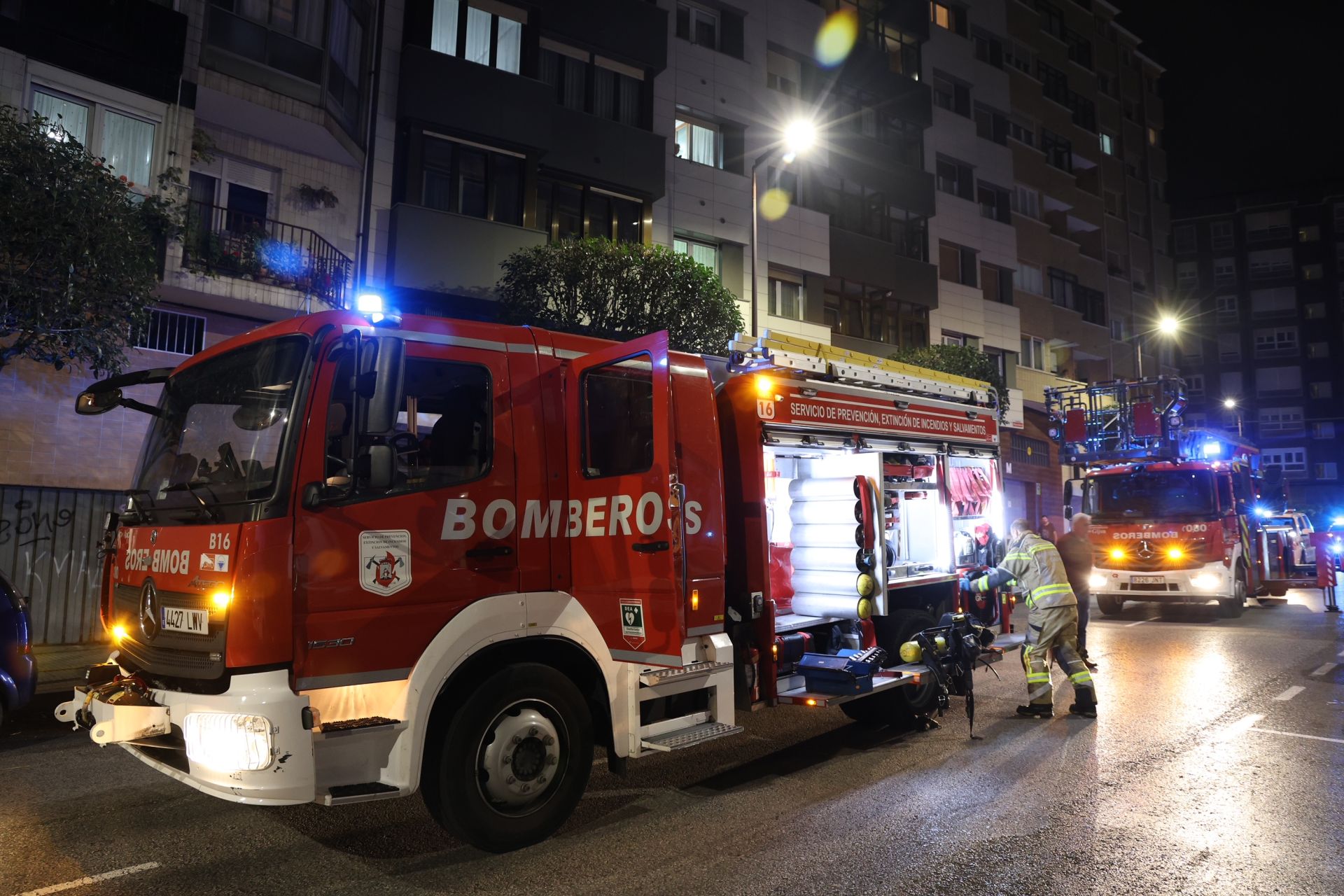 Un incendio en Gijón acaba con una mujer ingresada por inhalación de humo