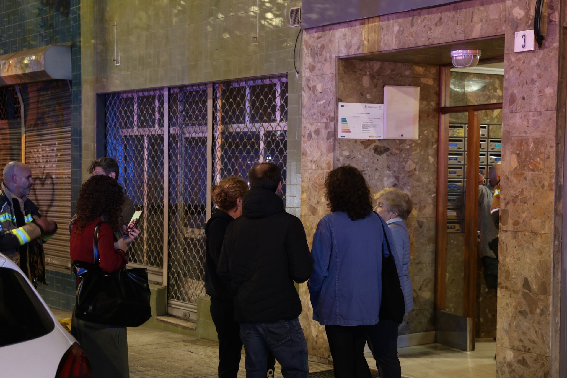 Un incendio en Gijón acaba con una mujer ingresada por inhalación de humo