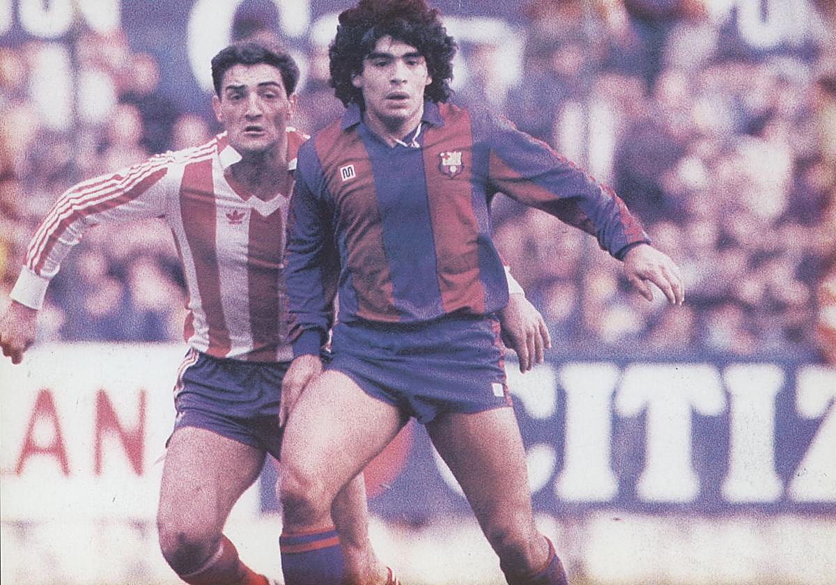 Espinosa marca de cerca a Maradona en el duelo disputado en El Molinón el 12 de febrero de 1984.