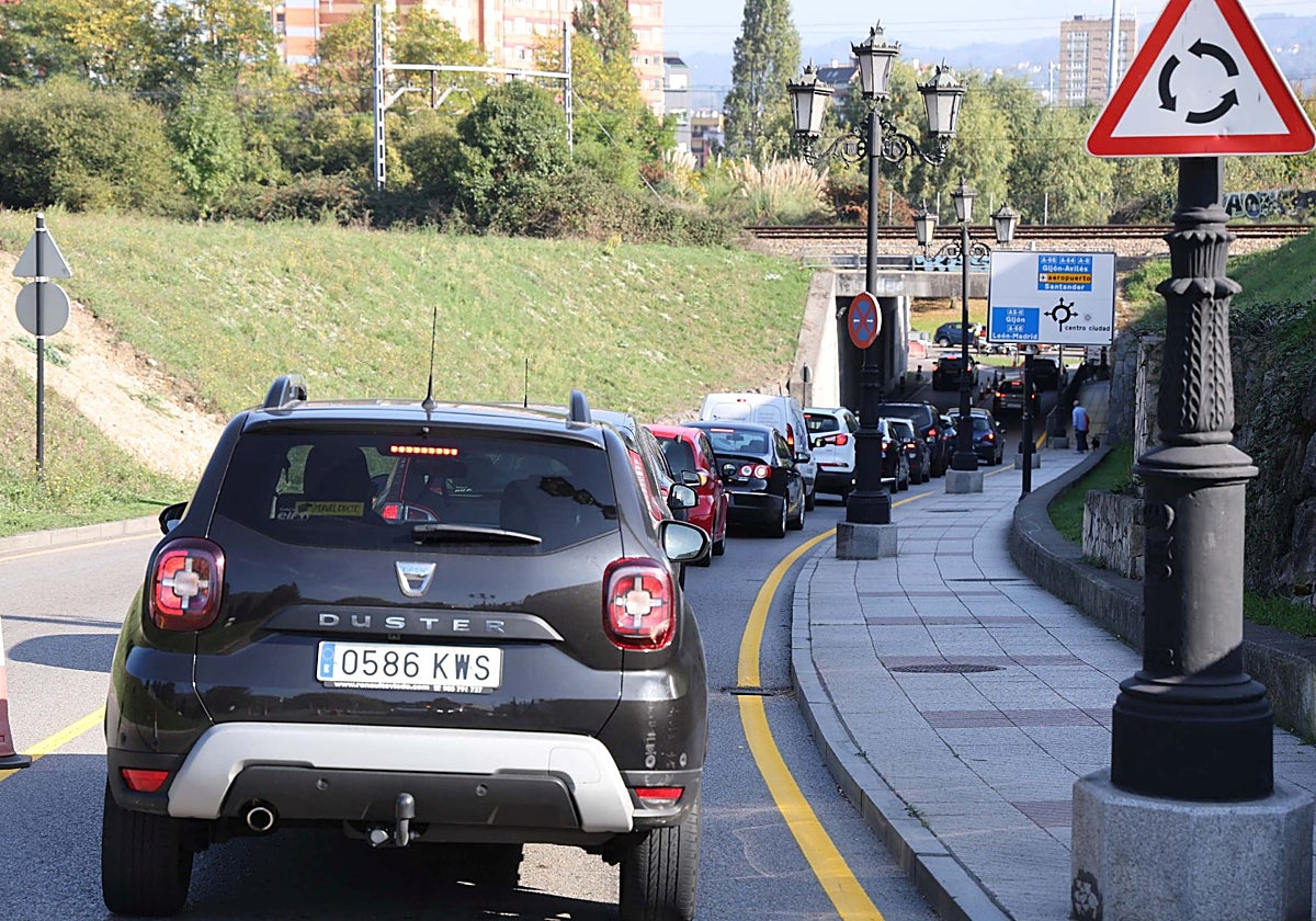 Una hilera de coches en el carril de acceso a la glorieta de Luis Oliver desde Ernesto Winter.