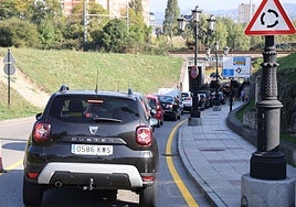 Una hilera de coches en el carril de acceso a la glorieta de Luis Oliver desde Ernesto Winter.