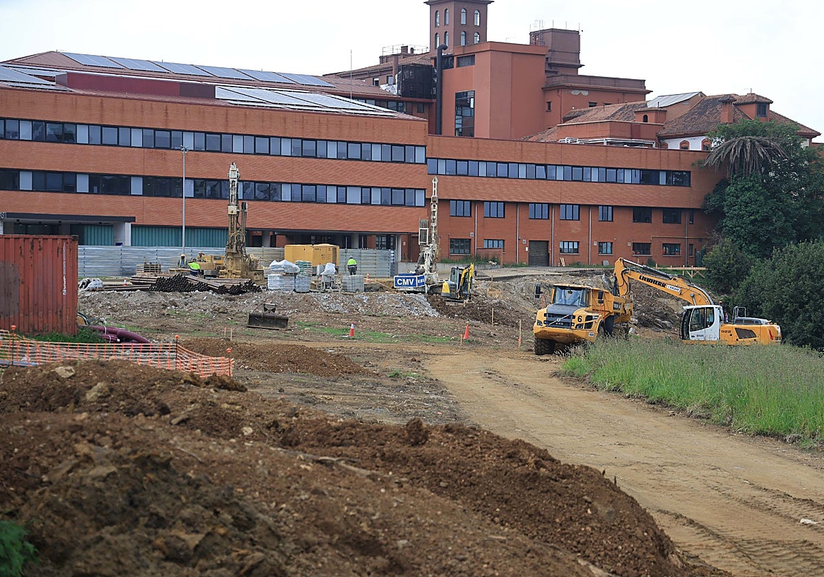 Obras de ampliación del Hospital de Jove, en Gijón, donde harán prácticas los estudiantes de la Universidad Europea.