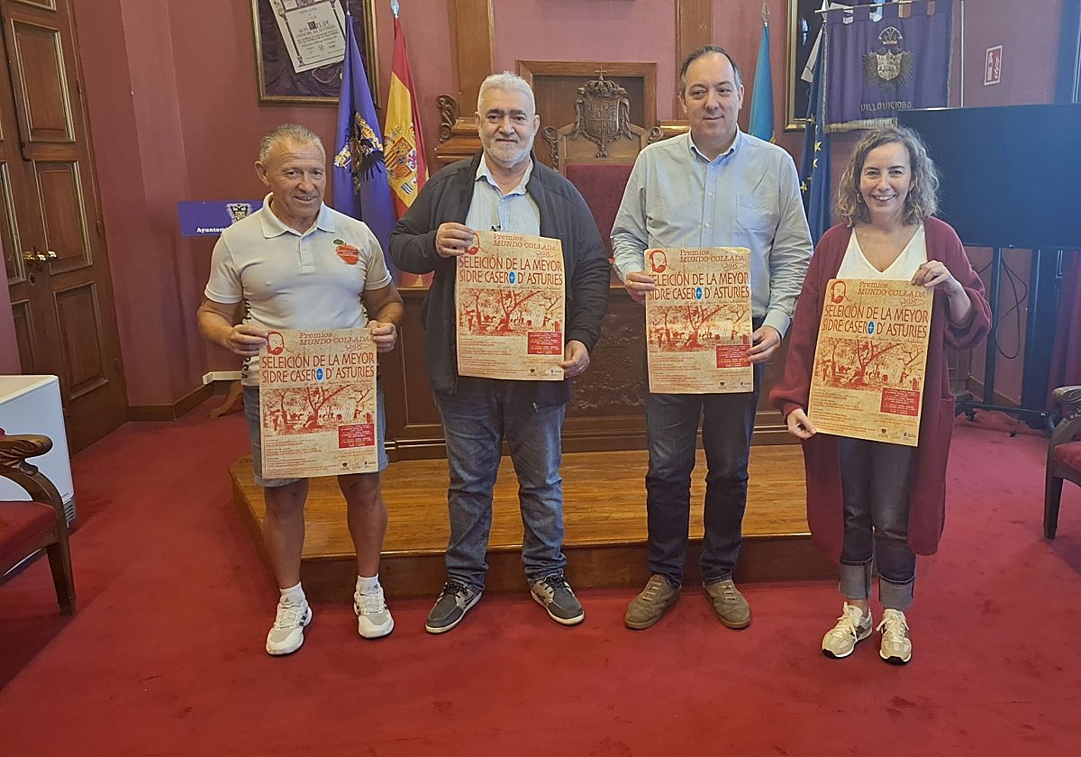 Javier Antuña y Óscar Flórez, de la Asociación de Fomento de la Sidra Tradicional Asturiana, junto al alcalde de Villaviciosa, Alejandro Vega, y la edil Rocío Vega