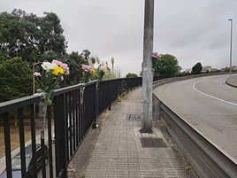 Barreras metálicas del puente que cruza la avenida Príncipe de Asturias, en la calle Sierra del Sueve.