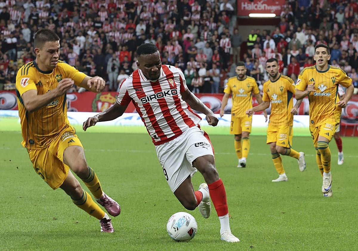 Juan Otero trata de superar a un rival en el partido contra el Albacete.