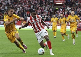 Juan Otero trata de superar a un rival en el partido contra el Albacete.