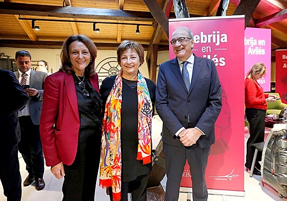 La directora del Instituto del Español, Pilar Alcover, la alcaldesa de Avilés, Mariví Monteserín, y el rector de la Universidad Nebrija, José Muñiz, en el acto de presentación del proyecto de centro adscrito en Avilés.
