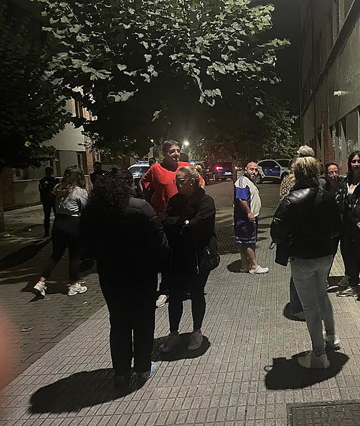 Imagen secundaria 2 - Tensión en El Entrego: la okupación de una vivienda acaba con los vecinos saliendo a la calle para echarlos