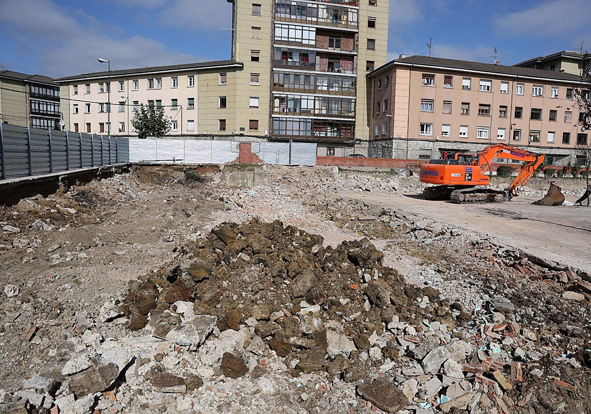 El derribo del antiguo centro social de Ventanielles ya ha concluido.