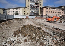 El derribo del antiguo centro social de Ventanielles ya ha concluido.