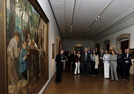 La comisaria de la exposicion Gretel Piquer guió una visita para las autoridades asistentes a la inauguración.