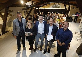 Víctor Solla Barcena, jefe de servicio de sistemas de información del Ayuntamiento de Avilés (segundo por la derecha), junto a otros representantes de entidades locales en las Jornadas de IA que se celebraron ayer.