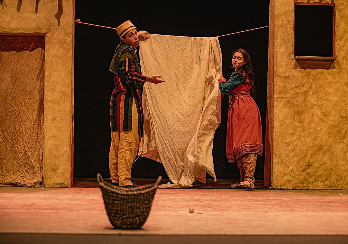 Dibújame una palabra.Álvaro Bacigalupe y Adriana Yáñez protagonizan la obra que dirige (en la imagen pequeña) Mayra Fernández.